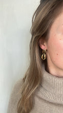 Load image into Gallery viewer, Dubble wave earrings
